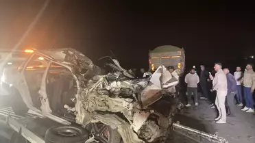 Gaziantep'te otomobil kamyona arkadan çarptı: 3 ölü