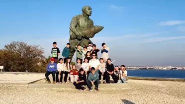Gelibolu'da ilkokul öğrencileri şehitlikleri ziyaret etti