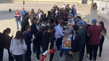 Manisa'da öğrenci ve öğretmenlerden Gazze yararına kermes
