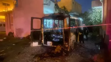 Antalya'da Park Halindeki Minibüs Yandı