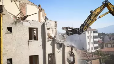 Sındırgı'da Deprem Sonrası Yıkım Çalışmaları