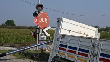 Turgutlu'da Tren Kamyonete Çarptı