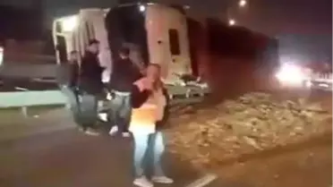 Başiskele'de Tır Devrildi