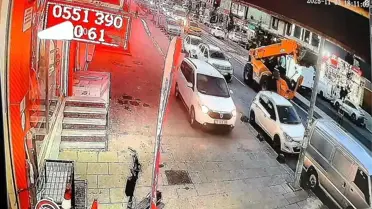 Arnavutköy'de Sürücü Kaldırıma Çıktı