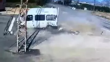 Kozan'da Minibüs Devrildi, Sürücü Ağır Yaralı