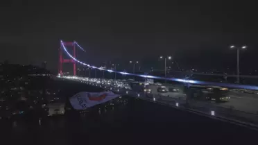 Kızılay Haftası'nda Köprüde Bayrak