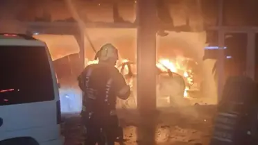 Oto galeri kundakladı: 5 otomobil hasar gördü