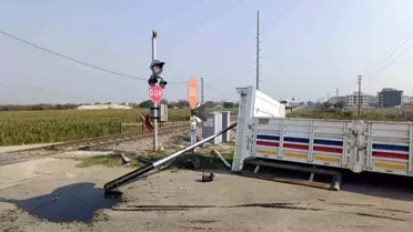 Turgutlu'da Kamyonet Treniyle Çarpıştı