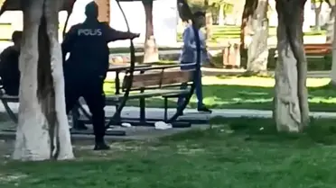 Zihinsel engelli genç bıçakla vatandaşlara saldırdı