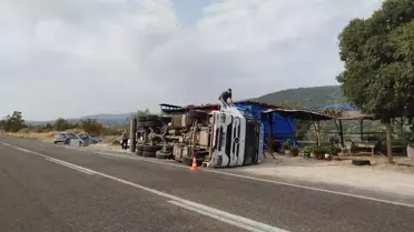 Tarsus'ta Kamyon Devrildi, Şoför Yaralandı