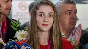 Dünya şampiyonu milli tekvandocular, Ankara'da çiçeklerle karşılandı