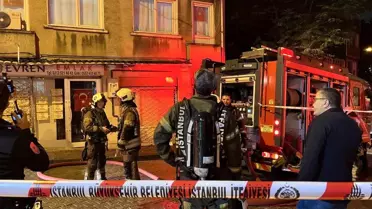 Fatih'te 3 Katlı Binanın Çatısında Yangın