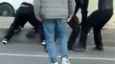 Motorcular birbirine girdi! Tekmeler ve yumruklar havada uçuştu