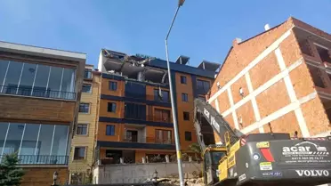 Ordu'da Kayma Nedeniyle Çatlaklara Sahip Bina Yıkılıyor