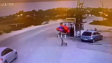 Adana'da Takla Atan Araçta Sürücü Yaralandı