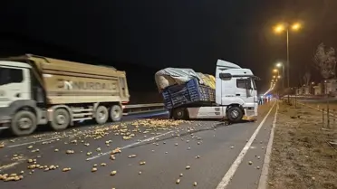 Kayseri'de Tırın Yola Patates Saçması