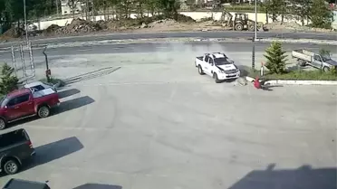 Hopa'da Akaryakıt Çalışanına Kamyonet Çarptı