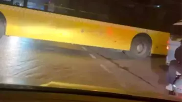 Ataşehir'de Otobüs Yolda Sıkıştı