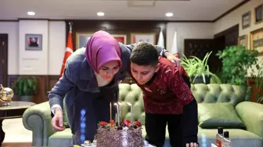 Bakan Göktaş şehidin oğlunun doğum gününü bakanlıkta kutladı