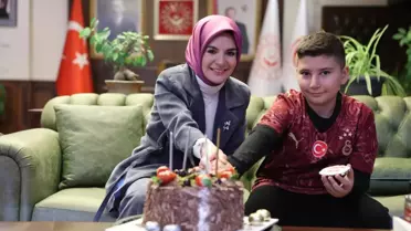 Bakan Göktaş, Şehit Yüzbaşı Alper Kocaman'ın Oğlunun Doğum Gününü Kutladı