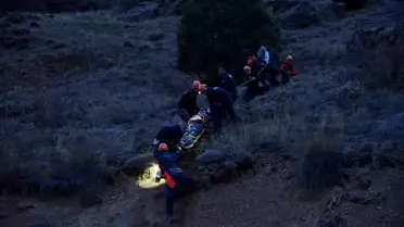 Kayalıklardan Düşen Hemşire Yaralandı