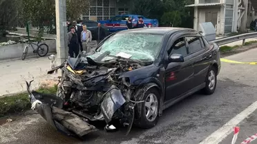 Park Halindeki Tıra Çarpan Otomobilde 3 Yaralı