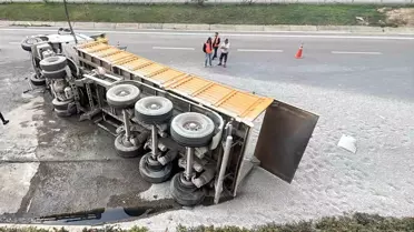 TEM Otoyolu'nda Mıcır Yüklü Kamyon Devrildi