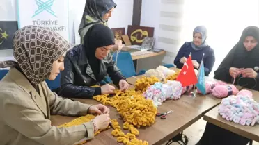 Kadınlar, Deprem İzlerini Atkı Örerek Silmeye Çalışıyor
