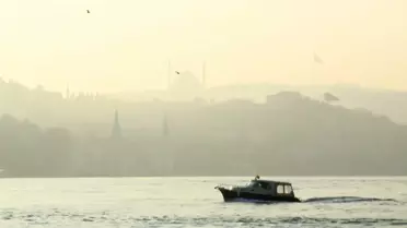 İstanbul Boğazı'nda Sabaha Sıs Gölgesi