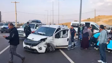 Şırnak'ta Minibüs-Hafif Ticari Araç Çarpıştı