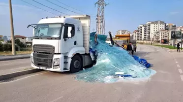 Bursa'da Kamyonetin Kasasındaki Camlar Yola Saçıldı