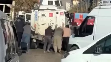 Görüntü Hakkari'den! Arızalanan zırhlı polis aracını vatandaşlar itti