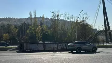 Tırın Dorsesi Devrildi: Kaza Anı Kamerada