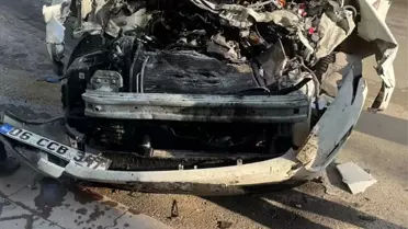 Freni Patlayan Kamyon Park Halindeki Araçlara Çarptı