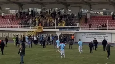 Taraftarlar Sahayı Bastı: Arbede Yaşandı