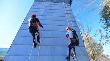 AFAD Ekipleri Depremde İnsanları Kurtarıyor