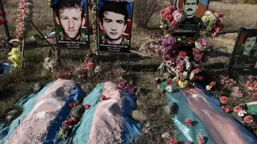 Hocalı şehitleri mezarlığı Karabağ'ın işgalden kurtarılmasının ardından ziyaret ediliyor