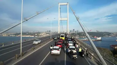 15 Temmuz Şehitler Köprüsü'nde 09.05'te vatandaşlar araçlarından inerek saygı duruşunda bulundu