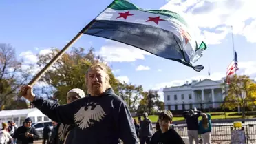 Suriyelilerden Şara'ya Sevgi Gösterisi