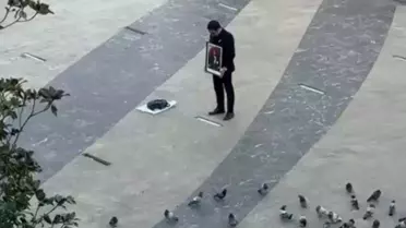 Atatürk'ün portresi ile tek başına saygı duruşunda bulundu