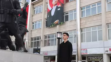 Öğrencilerden Ata'ya Saygı Nöbeti