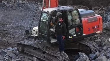 İş makinelerinin üzerinde Ata'ya saygı duruşu