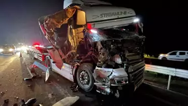 Pamukova'da Tır Kamyona Çarptı