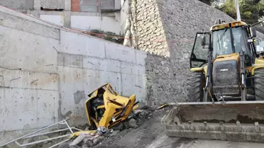 Kamyon Park Halindeyken Devrildi