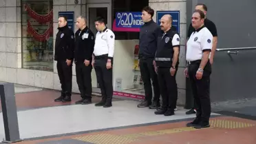 Atatürk'e Saygı Duruşu