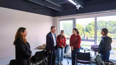 Yunusemre Belediye Başkanı Balaban, Öğrencilere Nutuk Hediye Etti