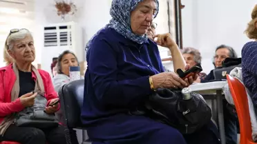 Antalya'da Yaşlılara Akıllı Telefon Eğitimi