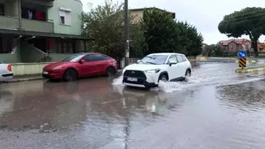 Burhaniye'de Sağanak Yağış Hayatı Olumsuz Etkiledi