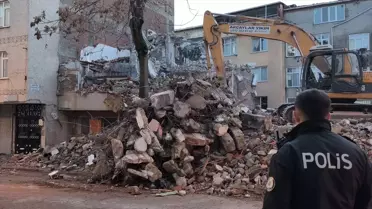 İstanbul'da Bina Yıkımı Sırasında Hasar