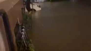 Sultangazi'de Yoğun Yağış Sonrası Araçlar Mahsur Kaldı